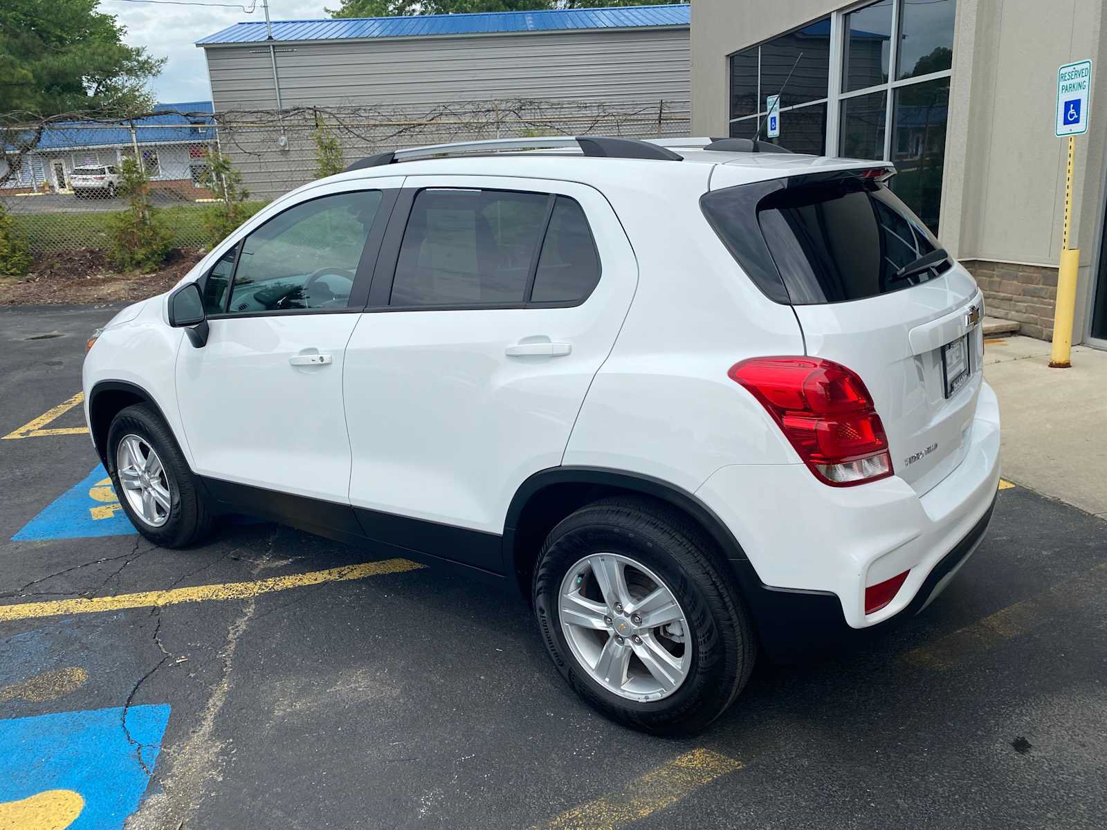 Used 2022 Chevrolet Trax LT w/ LT Convenience Package AWD/4WD image 3