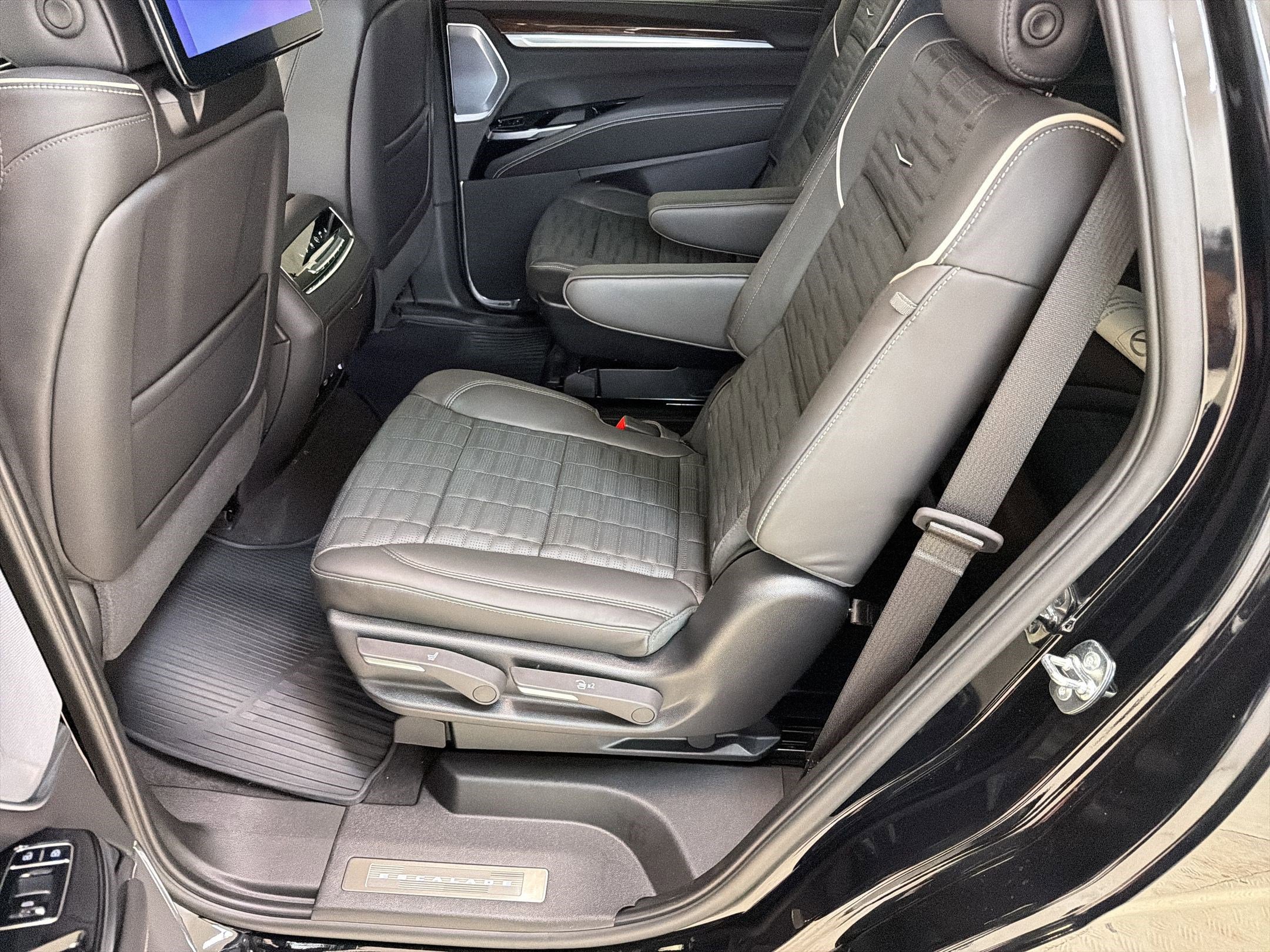 New 2026 Cadillac Escalade Platinum Sport w/ LPO, ONYX Package AWD/4WD image 15