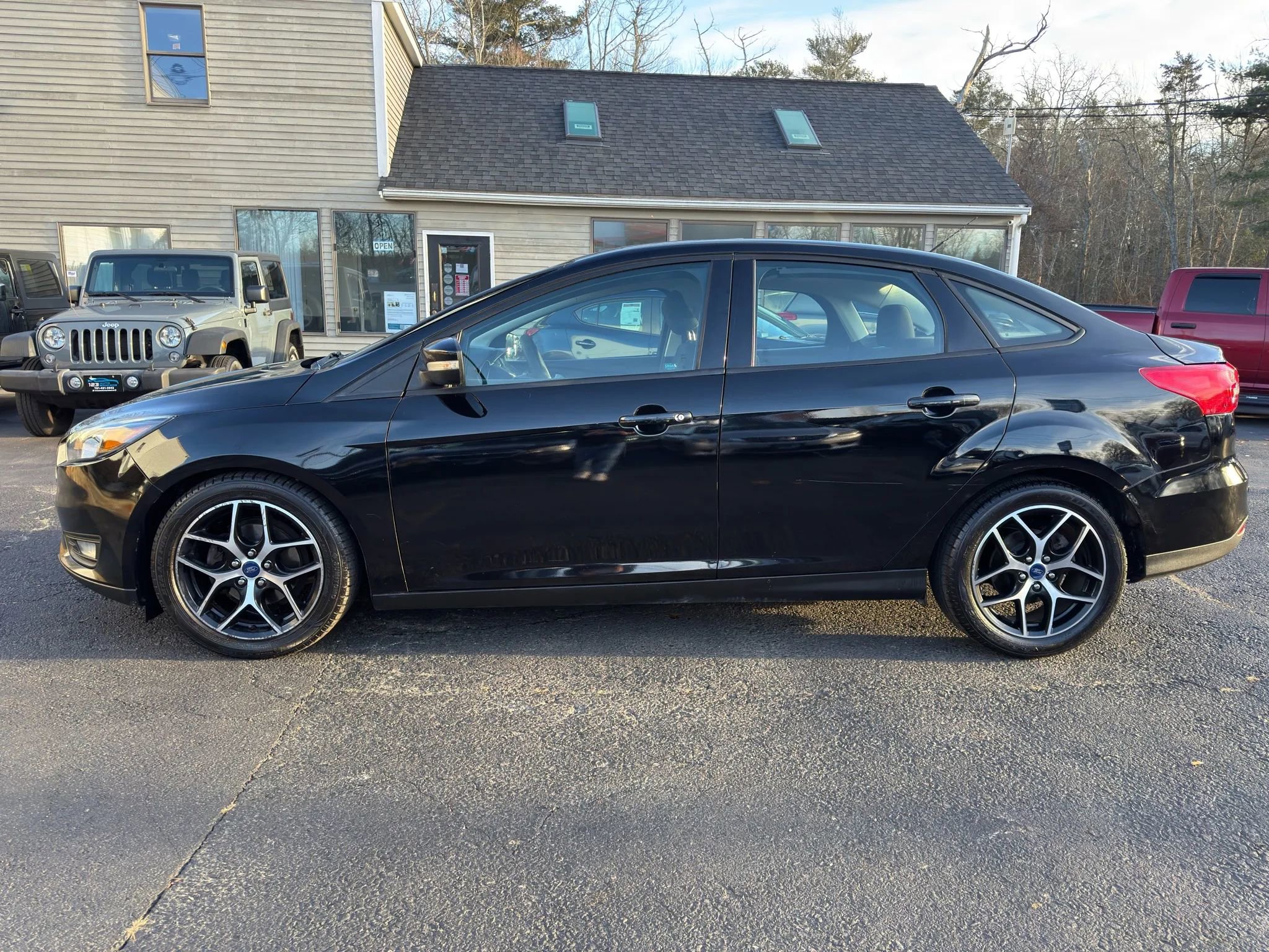 Used 2017 Ford Focus SEL image 4