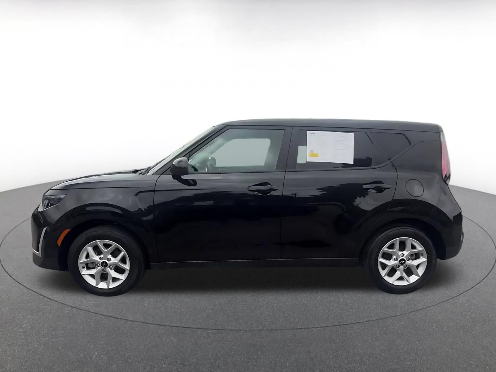Used 2025 Kia Soul LX w/ LX Technology Package FWD image 9