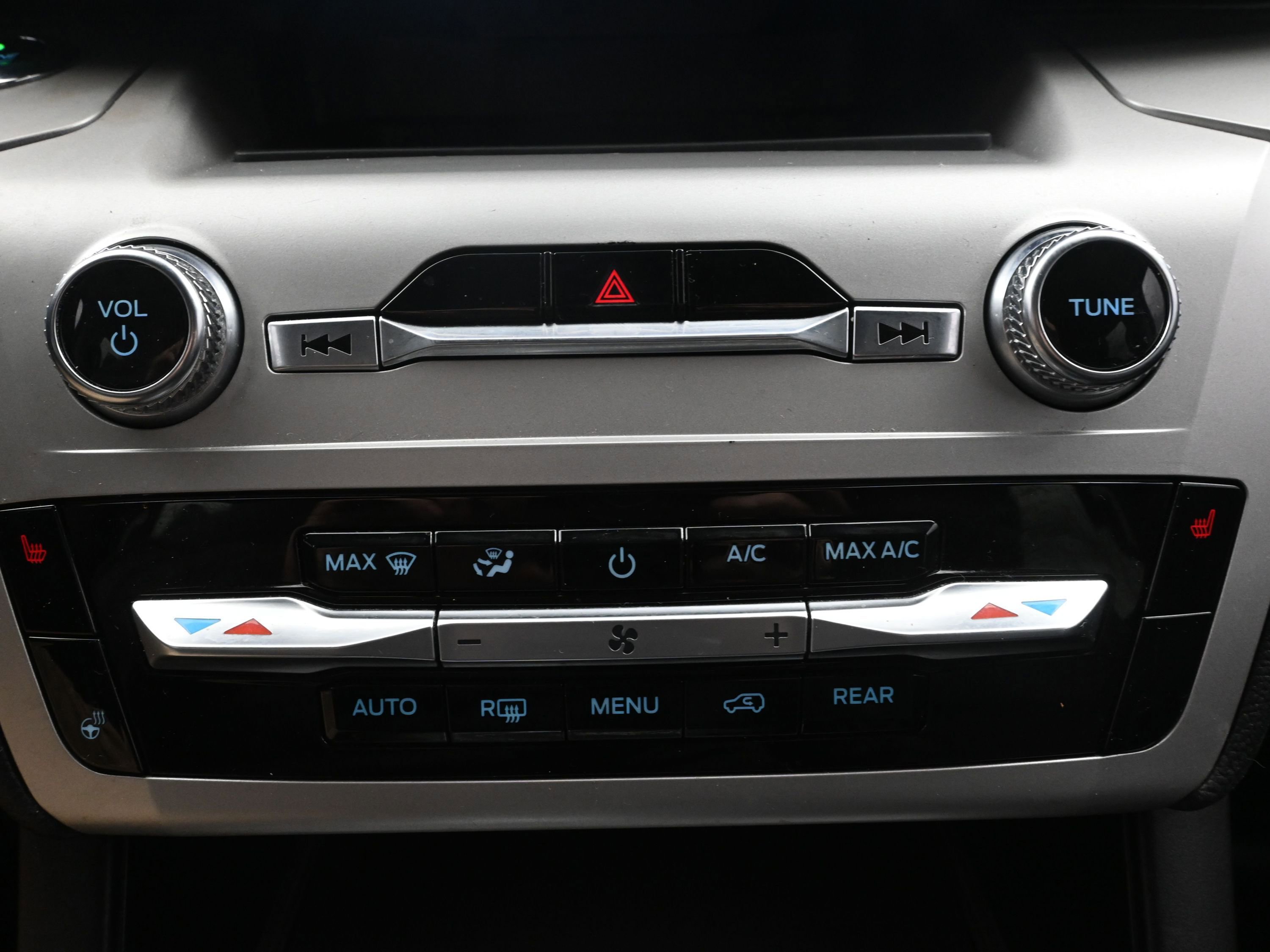 Used 2020 Ford Explorer XLT w/ Equipment Group 202A image 17