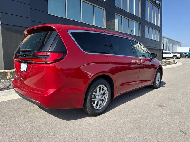 New 2027 Chrysler Pacifica Select FWD image 3