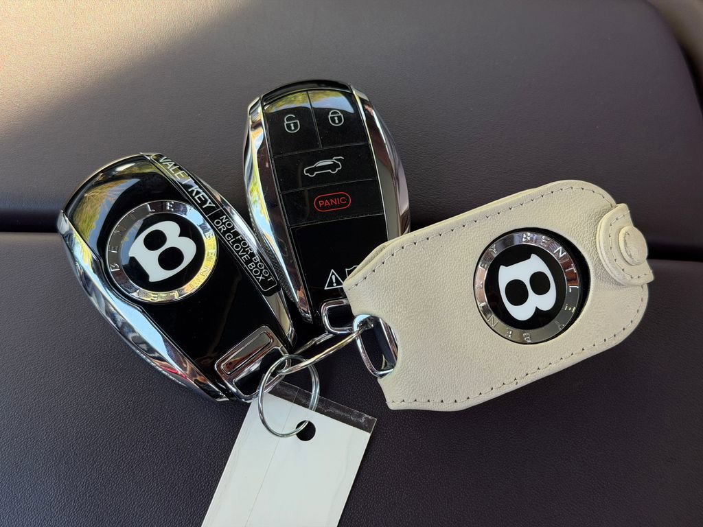 Used 2023 Bentley Bentayga image 41