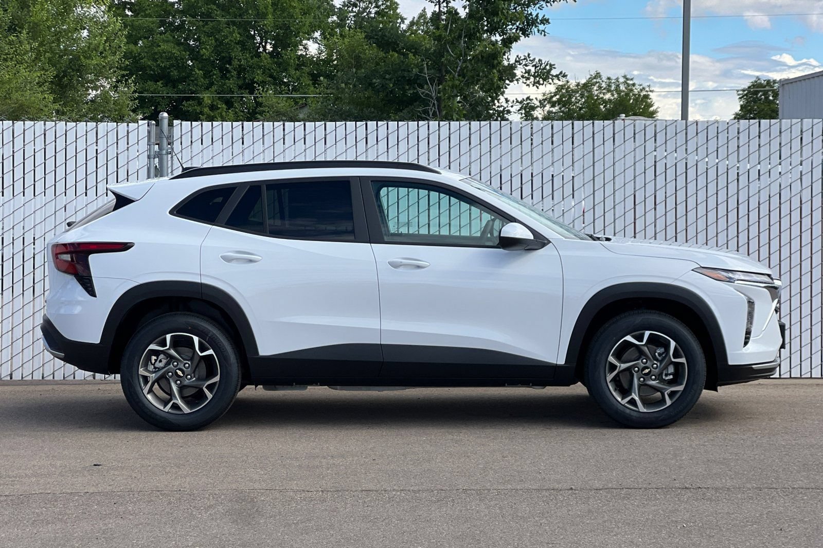 New 2026 Chevrolet Trax LT w/ LT Convenience Package FWD image 3