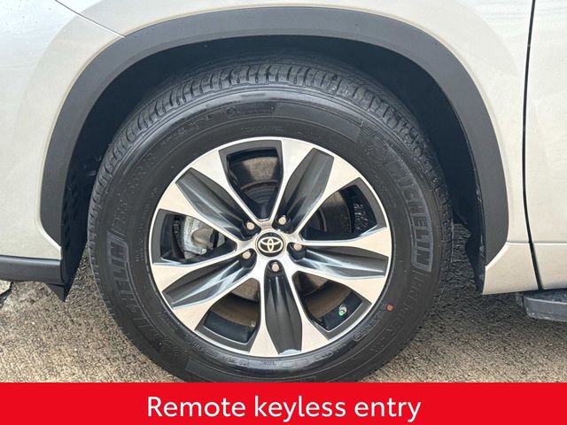 Used 2025 Toyota Highlander XLE image 5