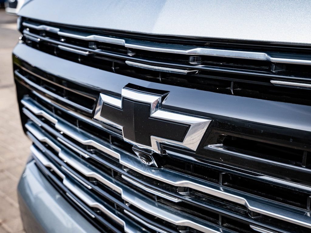 Used 2025 Chevrolet Tahoe High Country AWD/4WD image 3