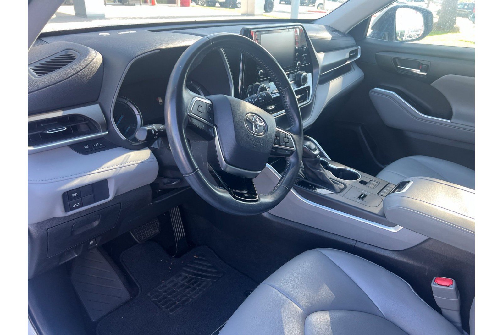 Used 2021 Toyota Highlander XLE AWD/4WD image 6