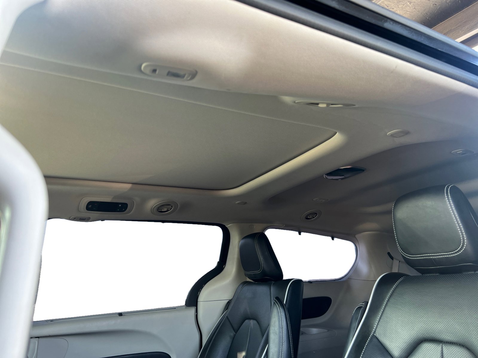 Used 2022 Chrysler Pacifica Limited w/ Uconnect Theater Family Group image 12