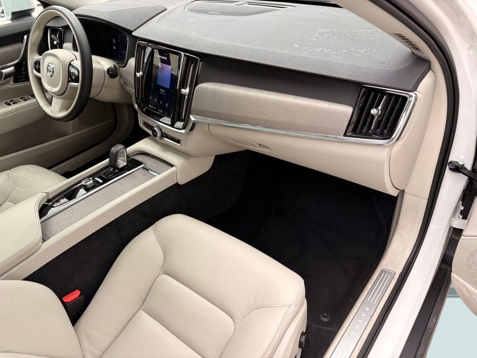 Certified 2025 Volvo V90 B6 Cross Country Plus image 31