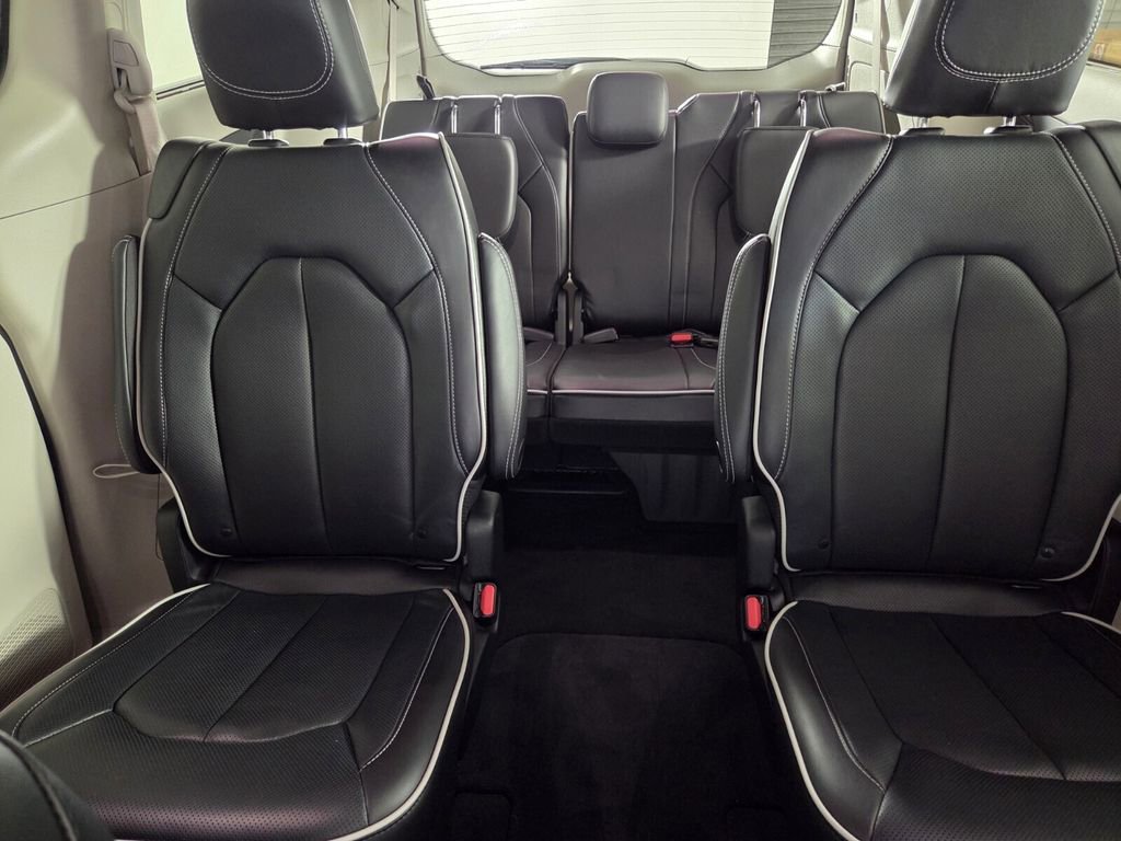 Used 2023 Chrysler Pacifica Limited AWD/4WD image 21