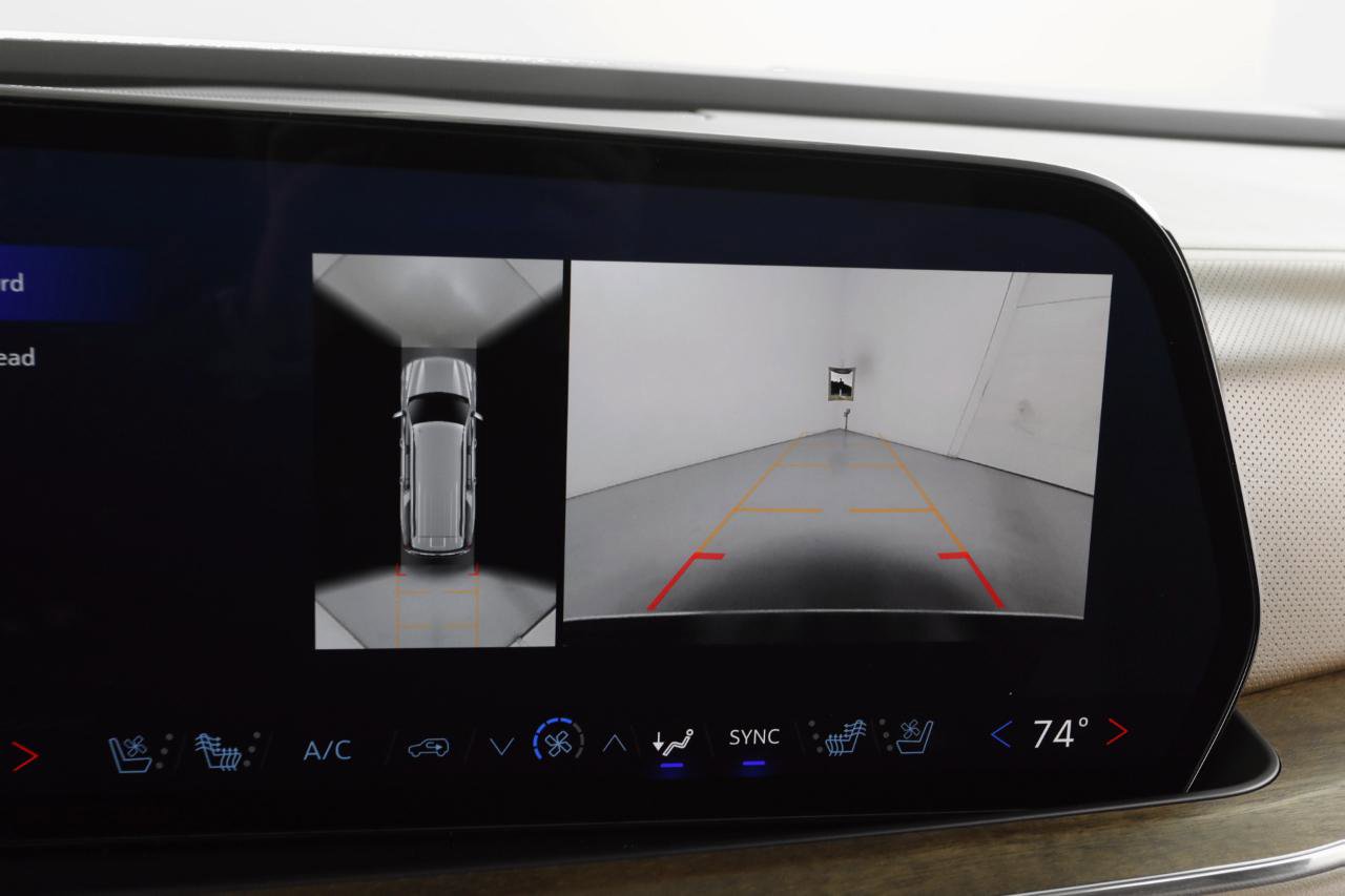 Used 2025 Chevrolet Suburban High Country image 21