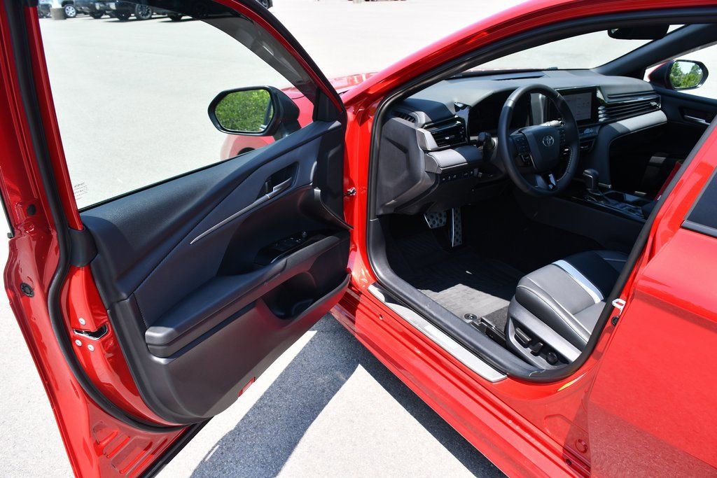 Used 2025 Toyota Camry SE image 11