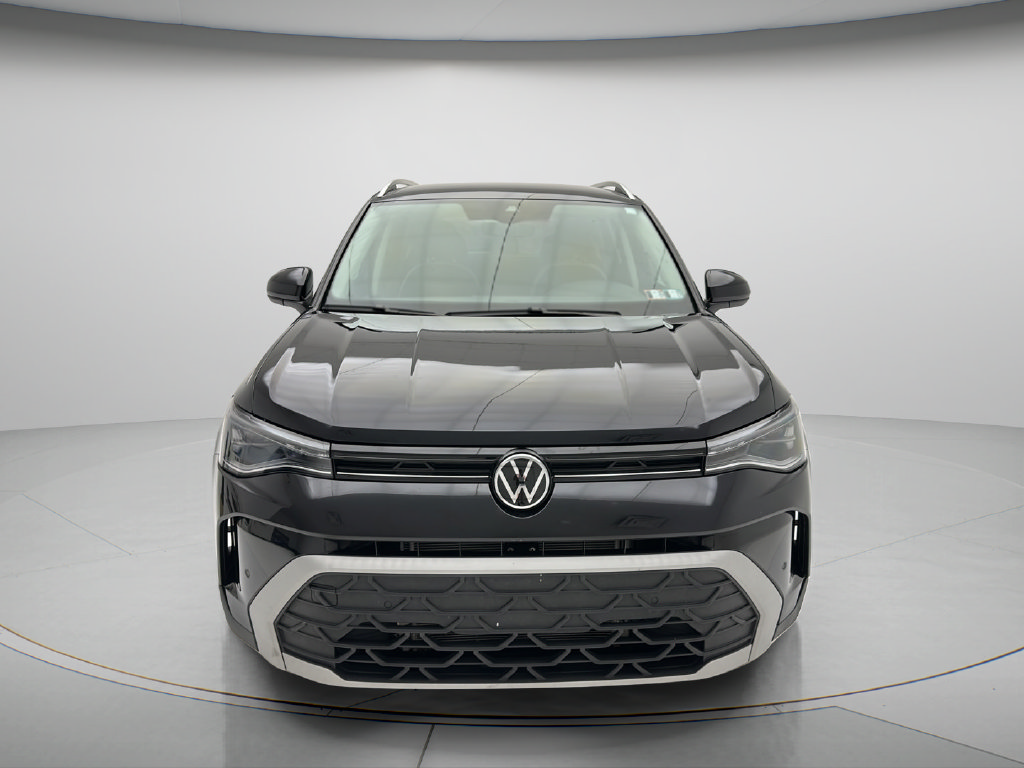 Used 2025 Volkswagen Taos SE AWD/4WD image 2