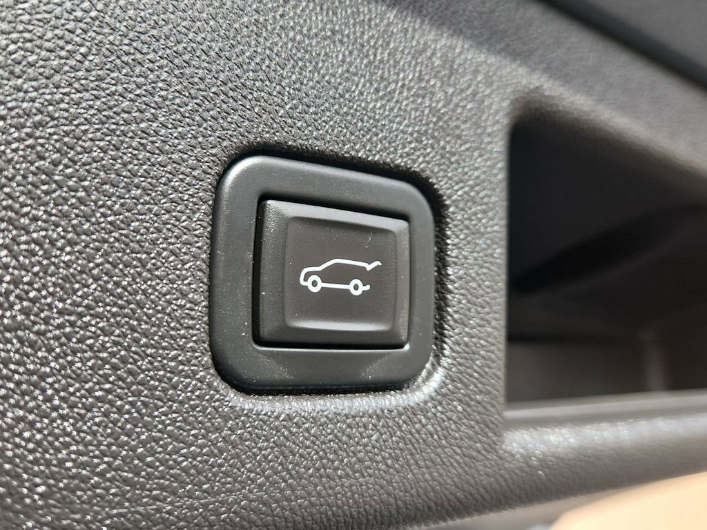 Used 2023 Chevrolet Equinox LT w/ Driver Convenience Package image 12