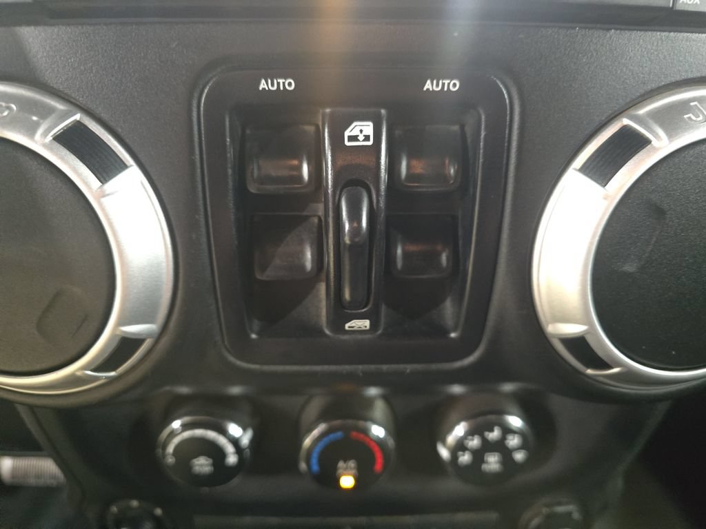 Used 2015 Jeep Wrangler Unlimited Sahara w/ Connectivity Group AWD/4WD image 27