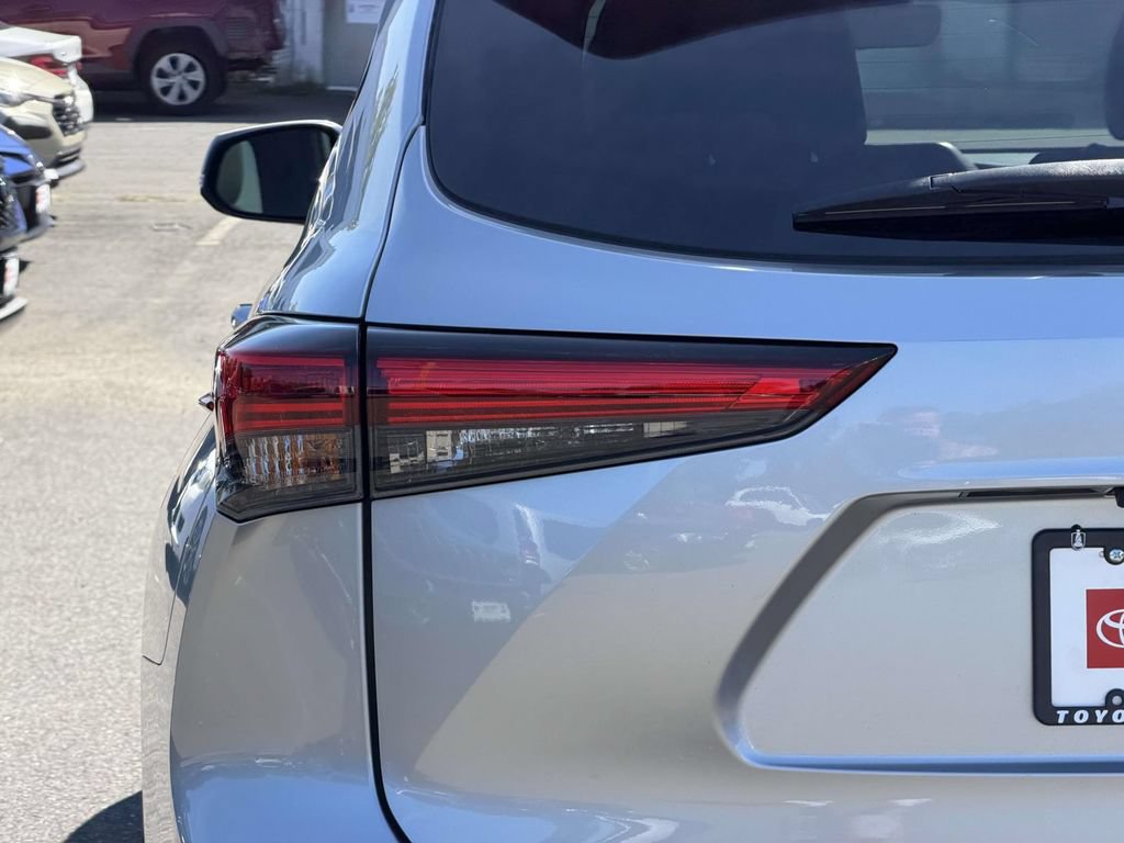 Used 2023 Toyota Highlander XLE AWD/4WD image 12