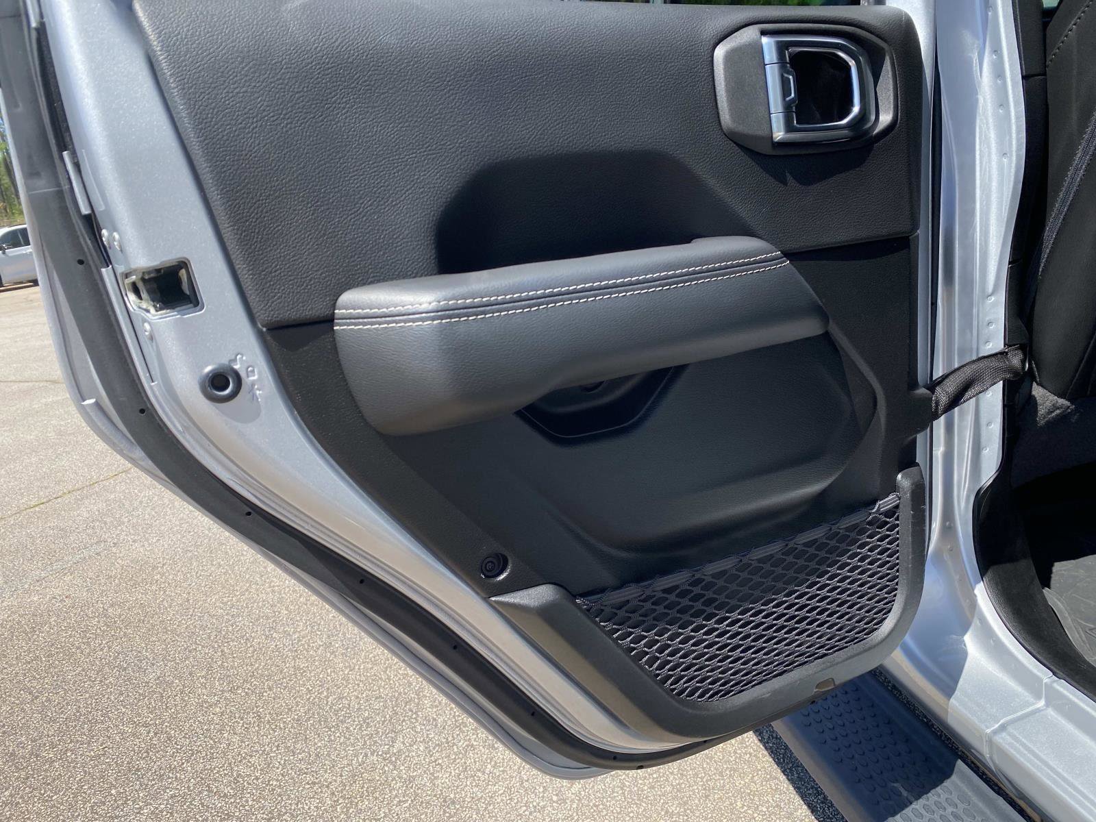 Used 2023 Jeep Wrangler Sahara w/ Cold Weather Group image 17