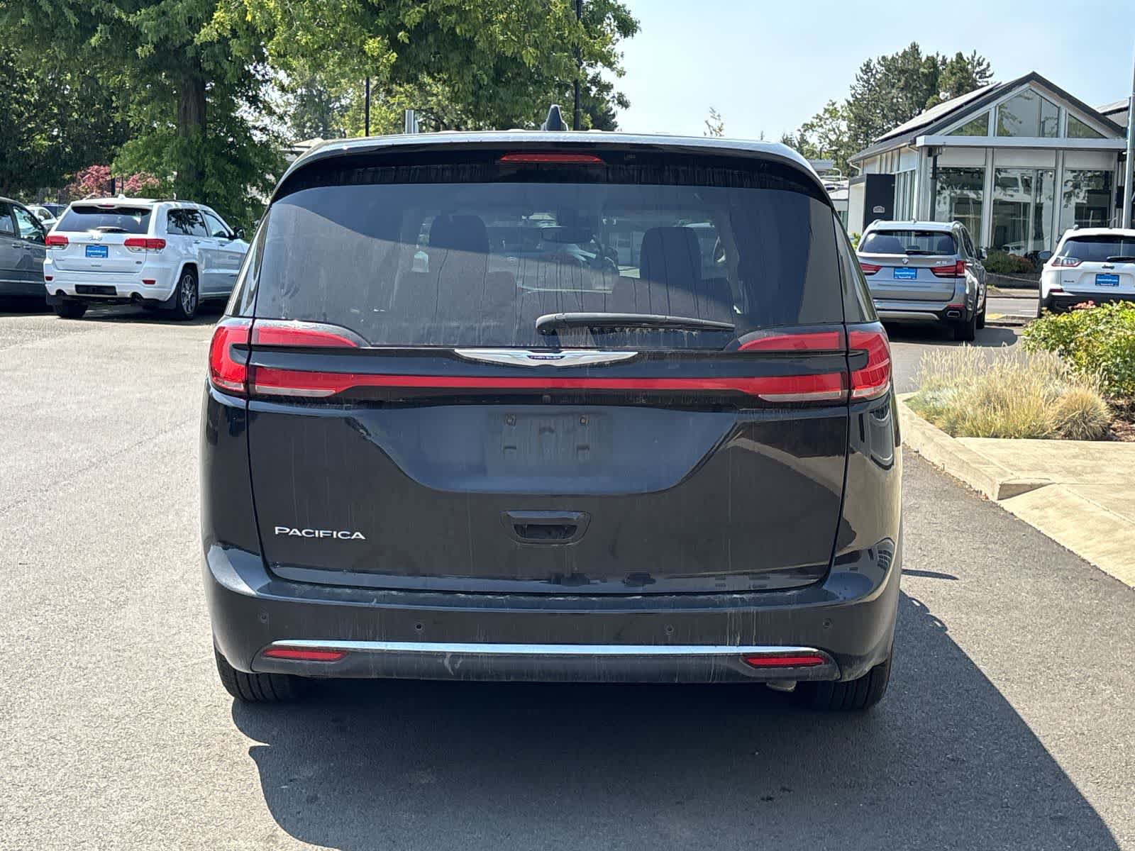 Used 2024 Chrysler Pacifica Touring-L FWD image 4