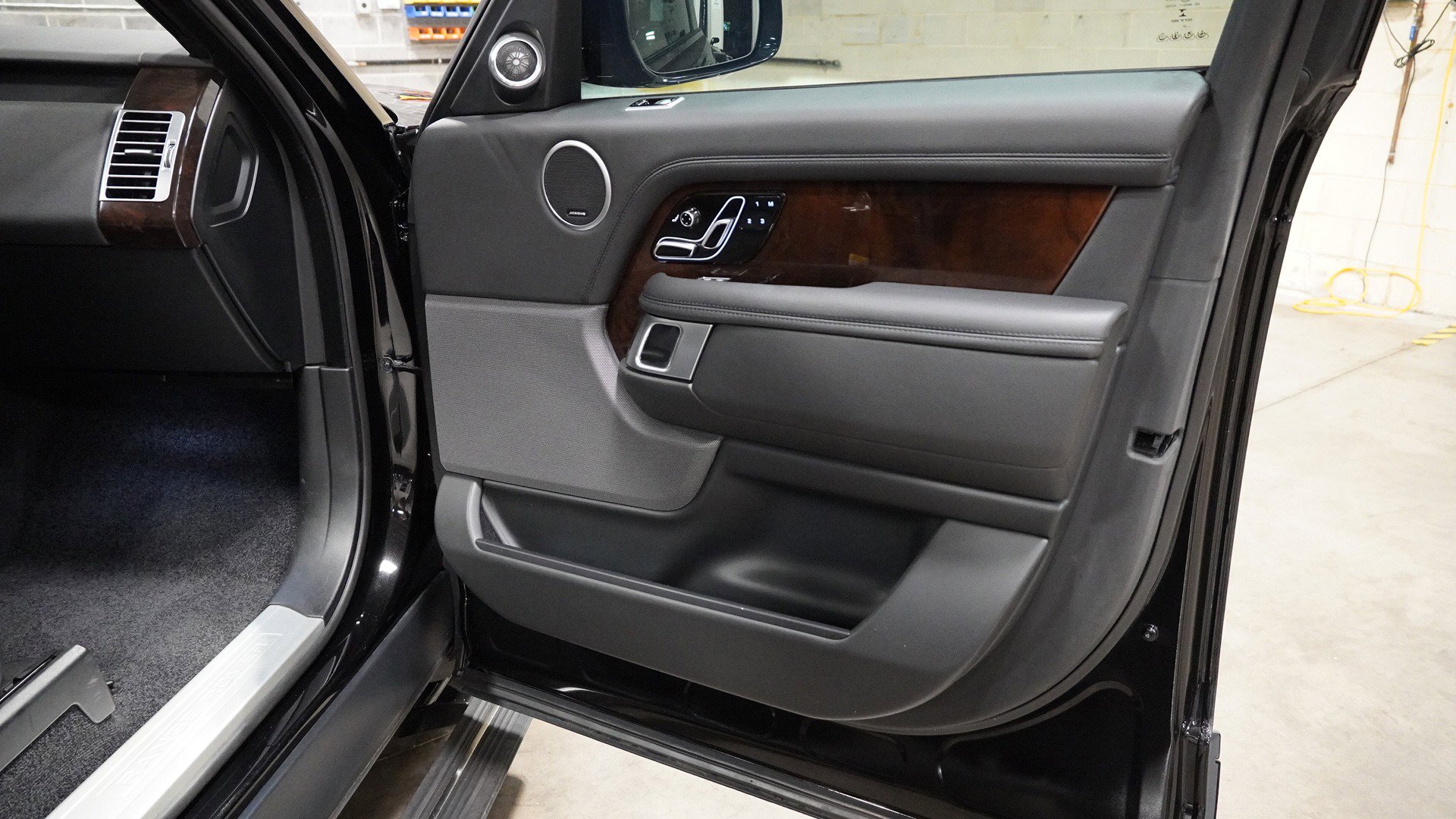 Used 2022 Land Rover Range Rover image 26