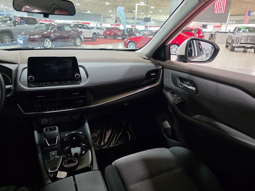 Used 2023 Nissan Rogue SV image 16