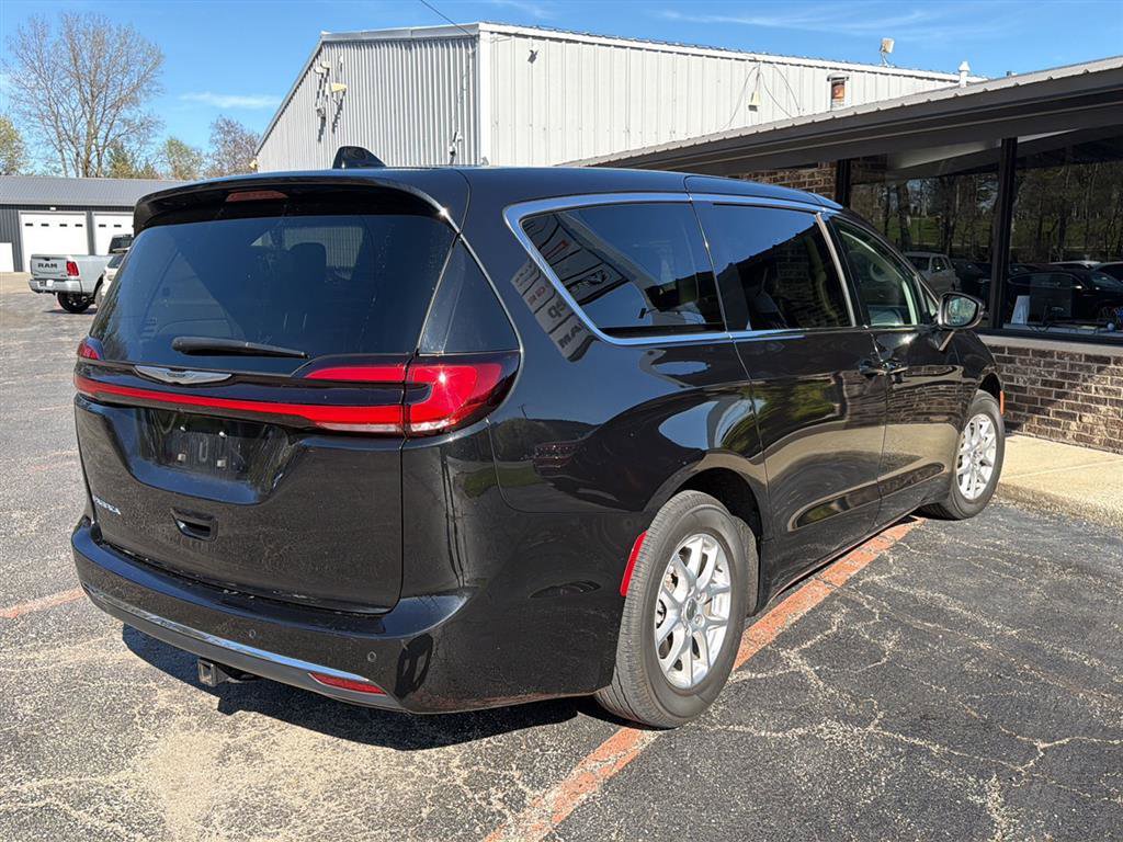 Used 2023 Chrysler Pacifica Touring-L image 3