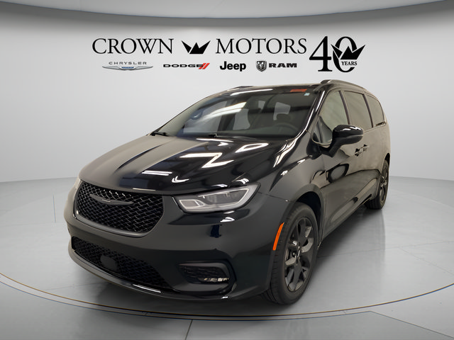 Used 2023 Chrysler Pacifica Touring-L w/ S Appearance Package AWD/4WD image 3