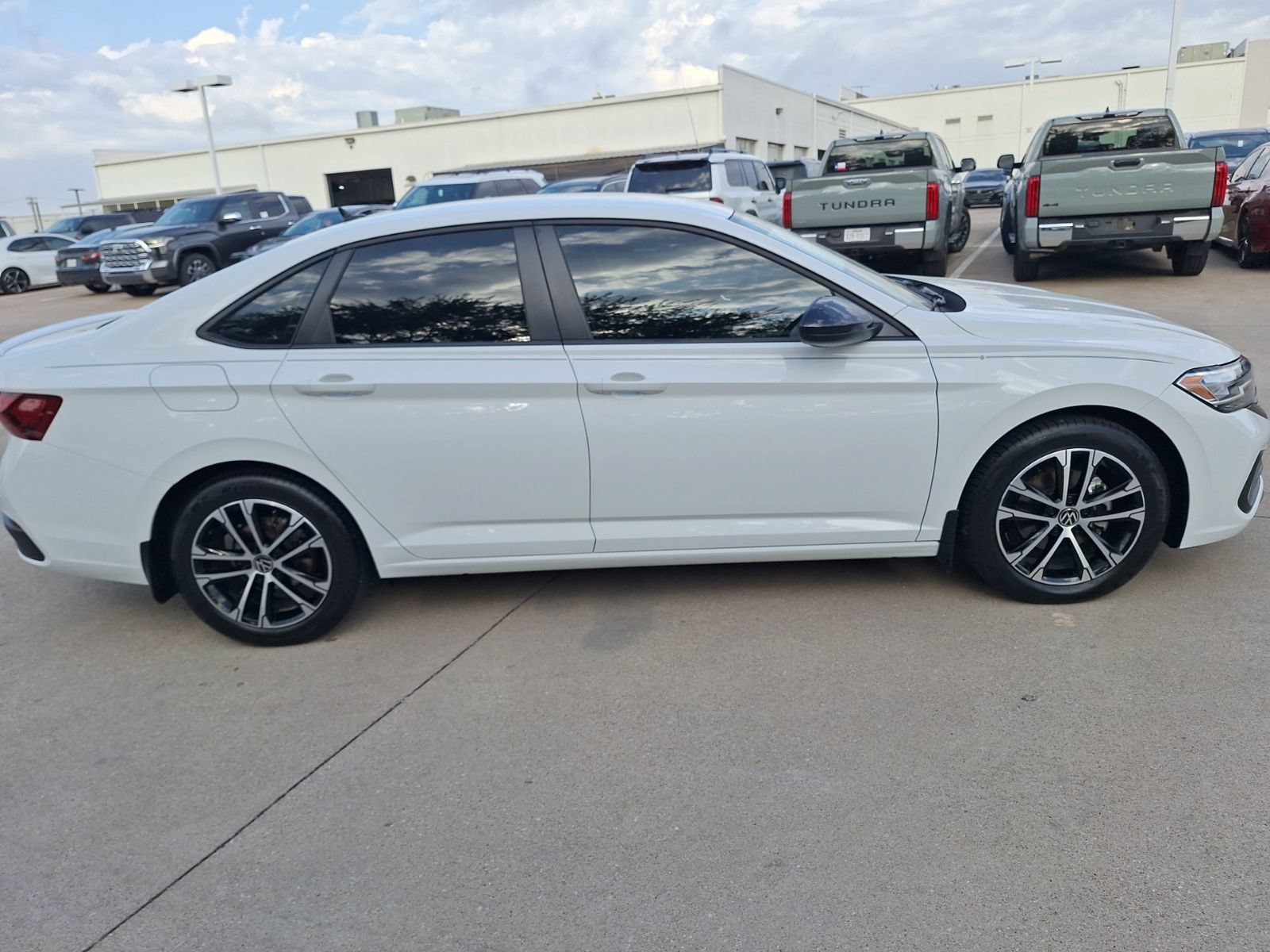 Used 2024 Volkswagen Jetta Sport FWD image 7