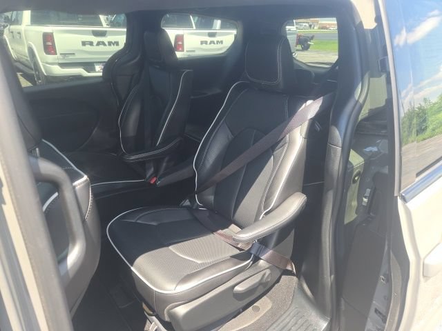 Used 2024 Chrysler Pacifica Premium FWD image 17