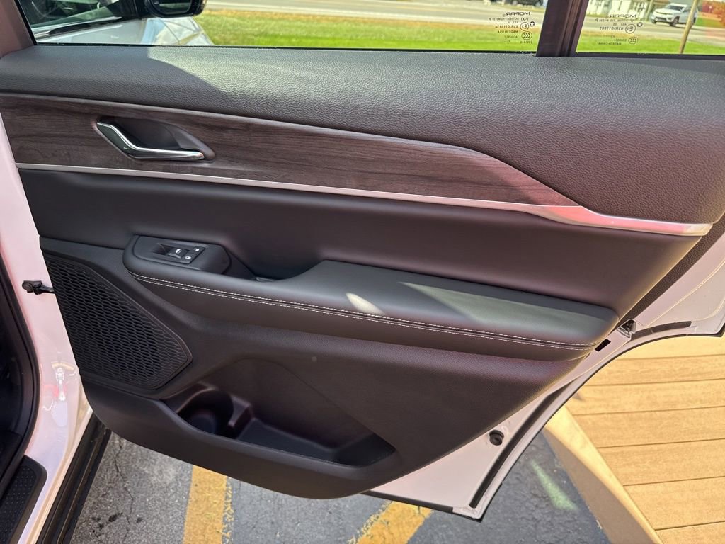 New 2025 Jeep Grand Cherokee L Limited w/ Black Appearance Package image 15