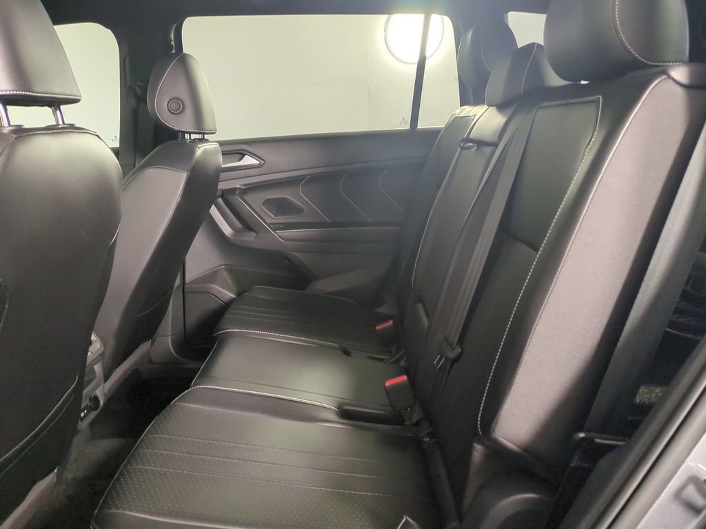 Used 2024 Volkswagen Tiguan SE R-Line image 16