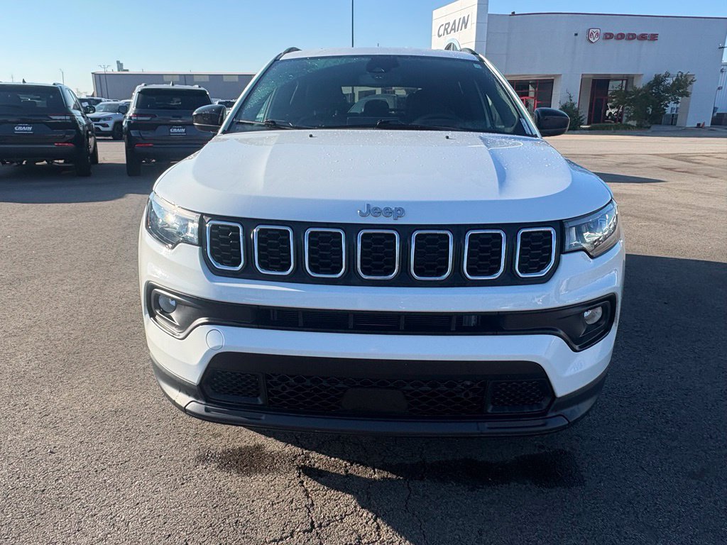 Used 2024 Jeep Compass Latitude AWD/4WD image 2