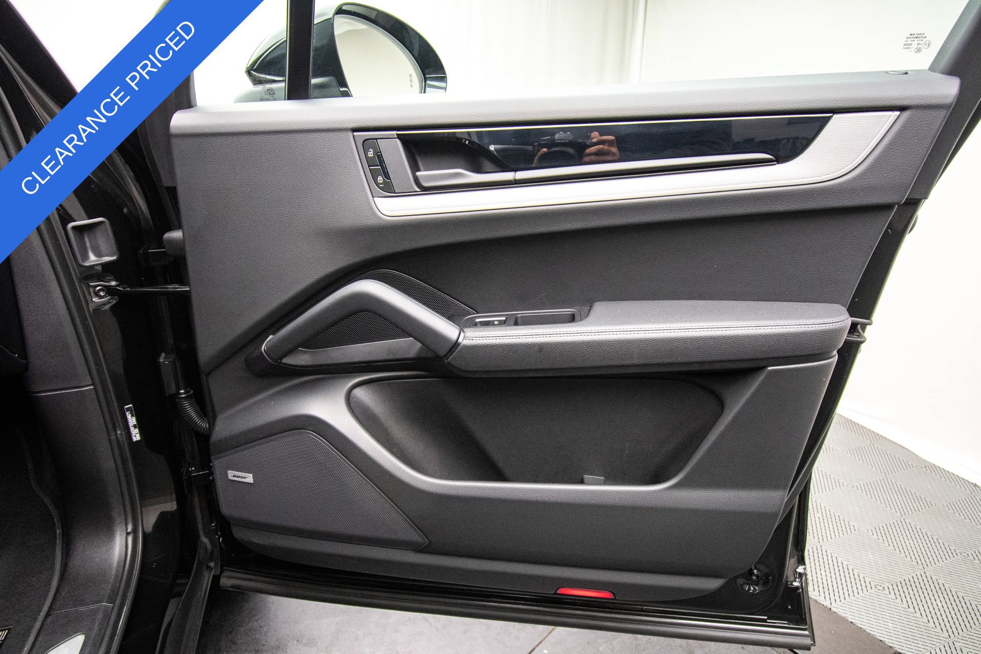 Used 2025 Porsche Cayenne AWD/4WD image 29