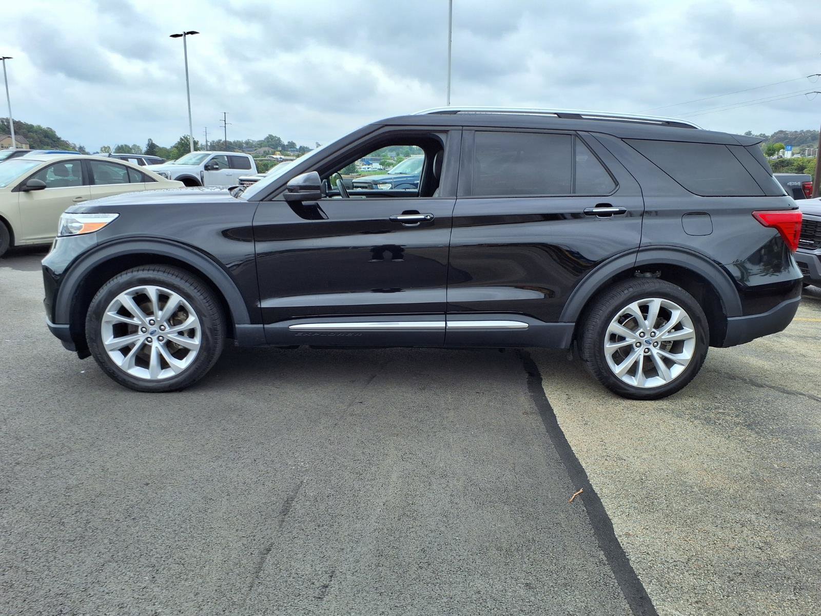 Used 2023 Ford Explorer Platinum w/ Technology Package AWD/4WD image 4