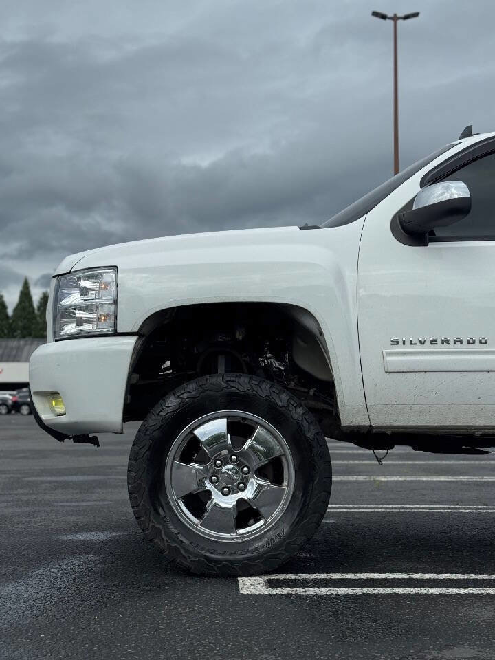 Used 2010 Chevrolet Silverado 1500 LTZ AWD/4WD image 11
