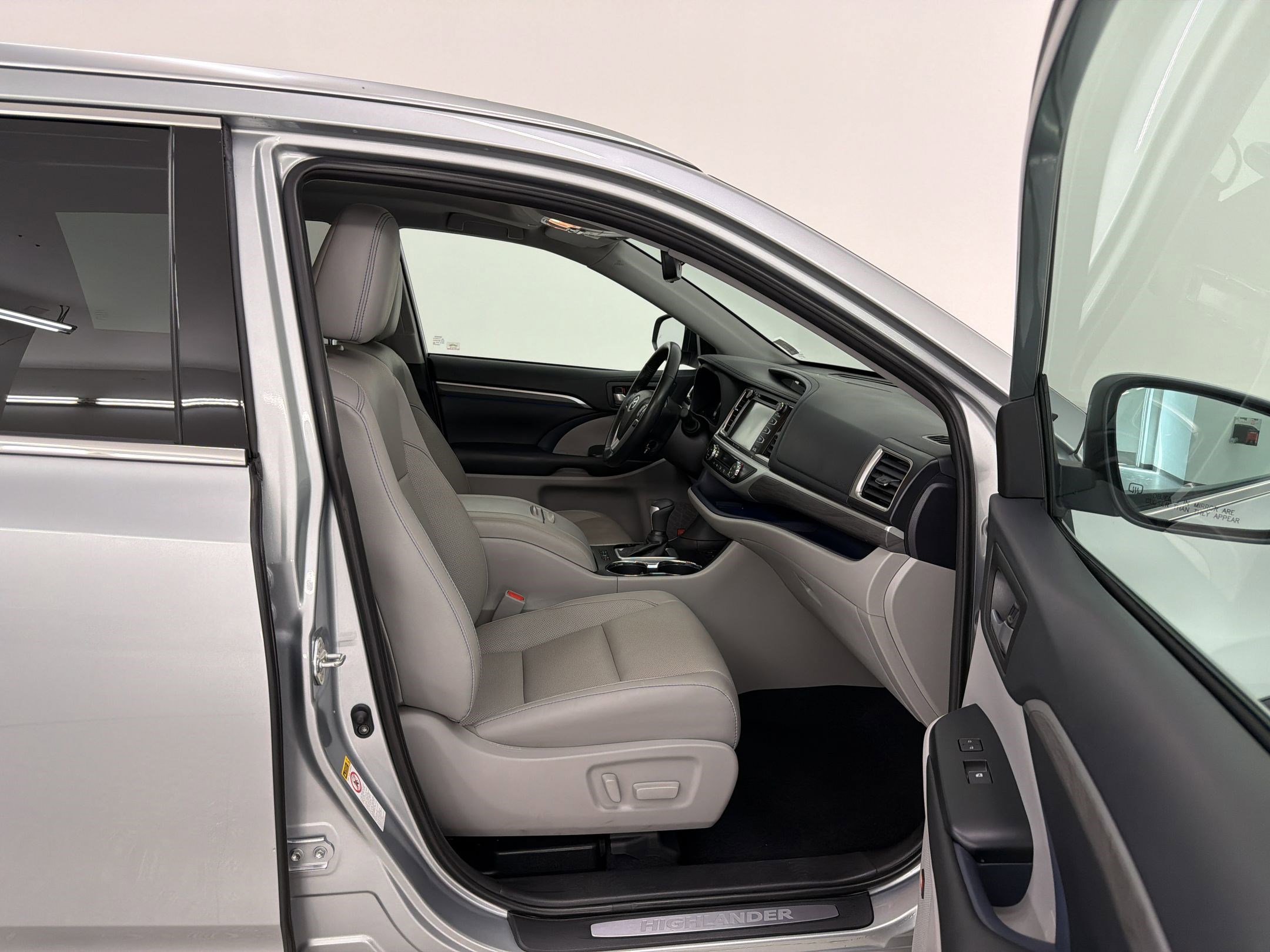 Used 2019 Toyota Highlander Limited Platinum FWD image 32