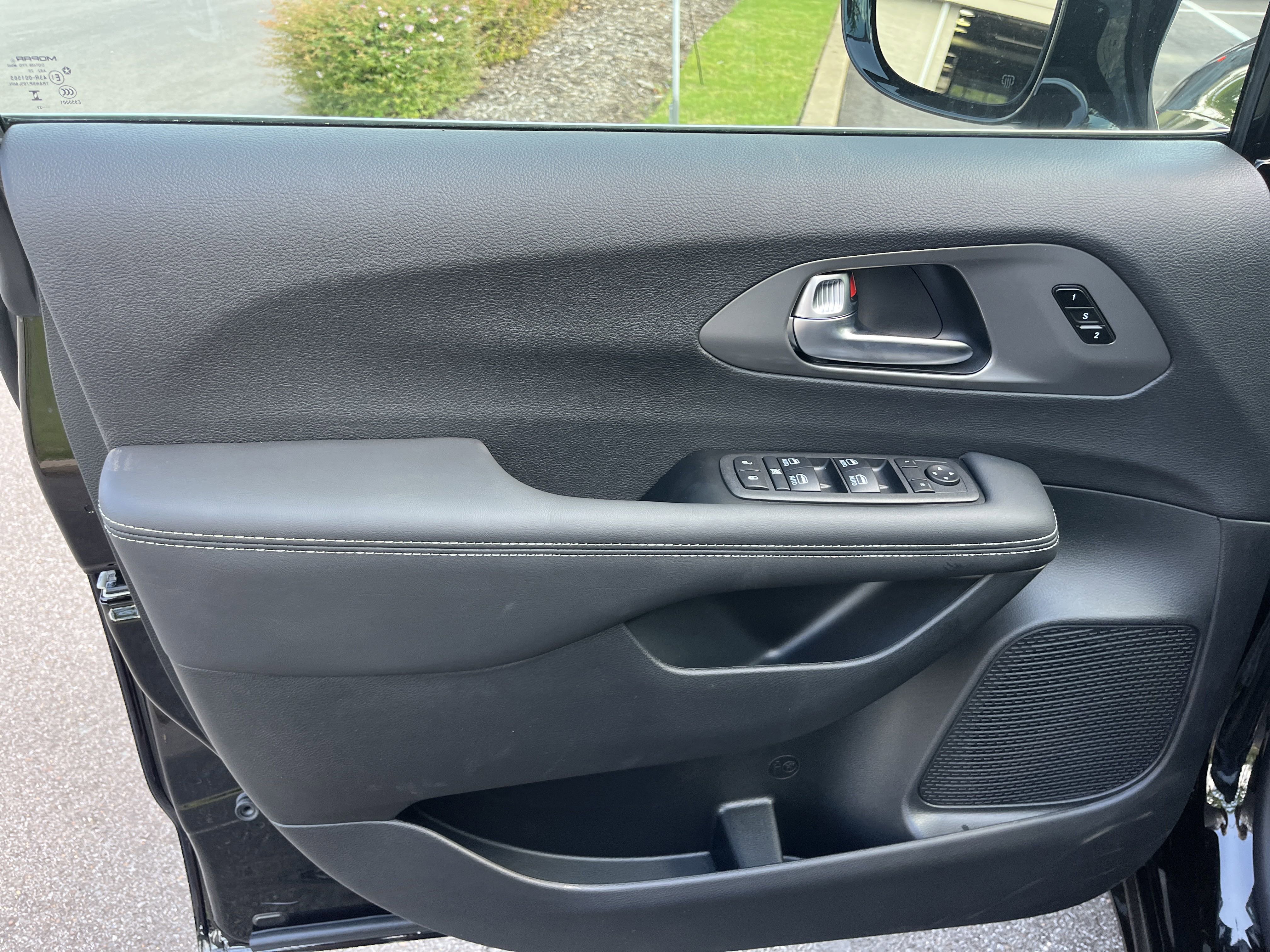 New 2025 Chrysler Pacifica Select FWD image 5