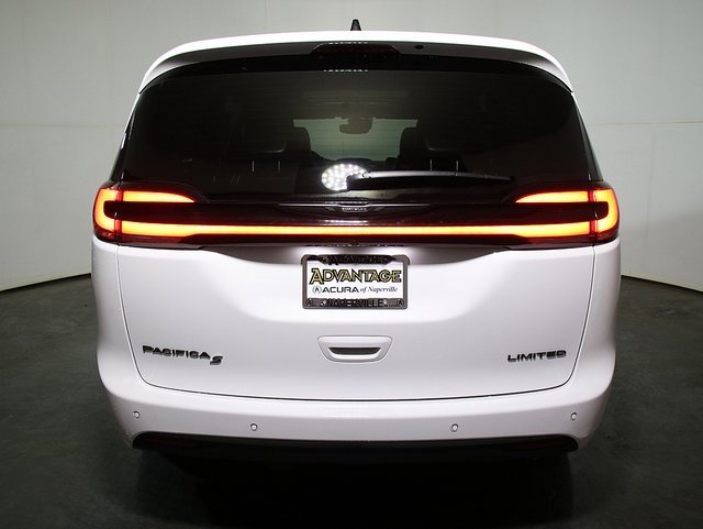 Used 2025 Chrysler Pacifica Limited image 10