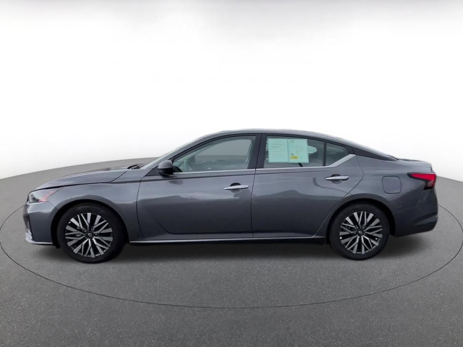 Used 2025 Nissan Altima 2.5 SV FWD image 9