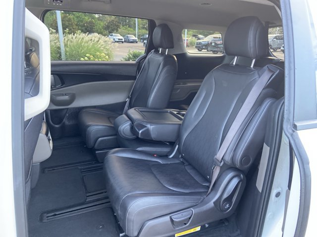 Used 2025 Kia Carnival FWD image 18