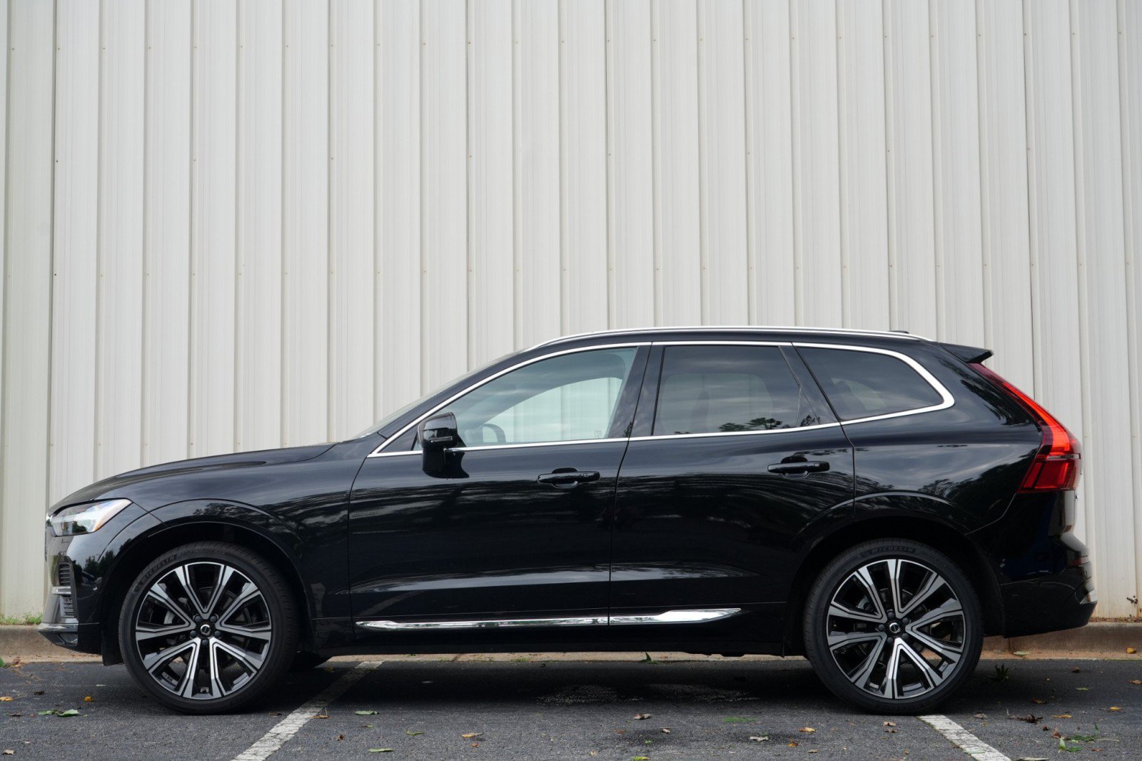 Used 2023 Volvo XC60 B5 Ultimate w/ Climate Package FWD image 9