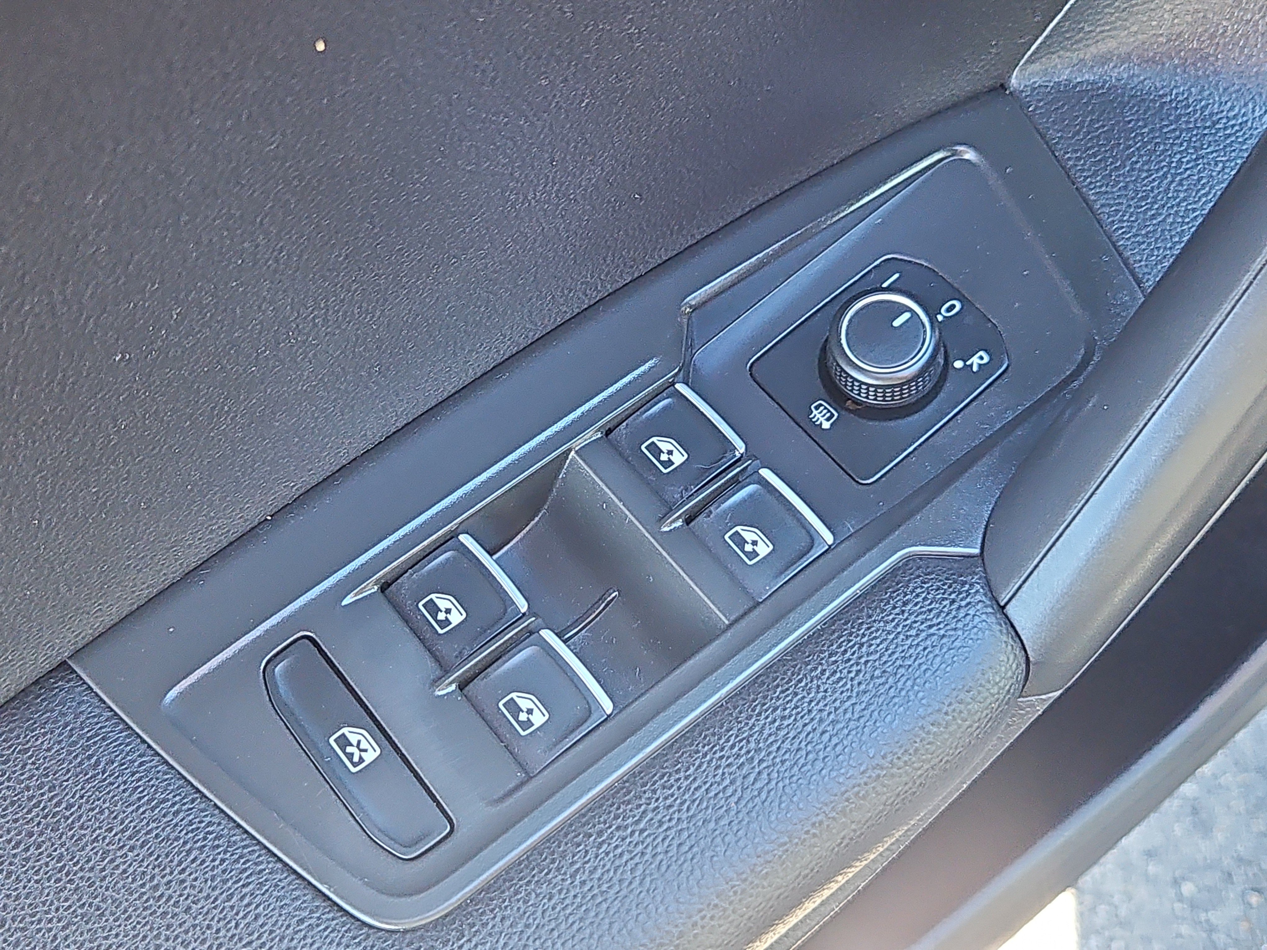 Used 2021 Volkswagen Tiguan SEL AWD/4WD image 19