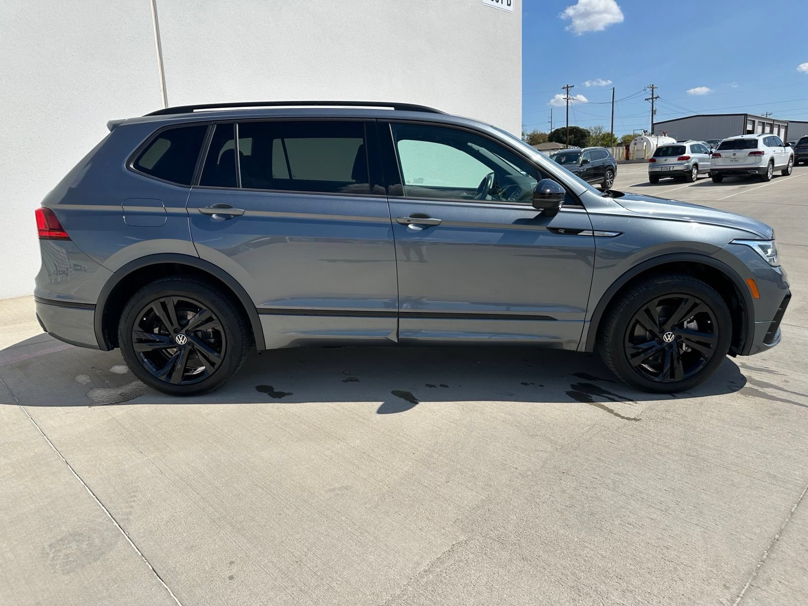 Used 2024 Volkswagen Tiguan SE R-Line w/ MDO Package, Three-Row FWD image 8
