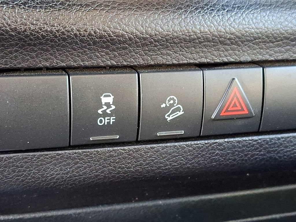 Used 2018 Jeep Wrangler Unlimited Sahara w/ Connectivity Group AWD/4WD image 23