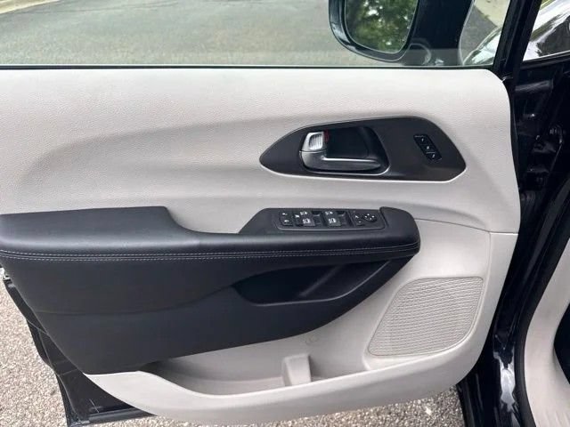 Used 2019 Chrysler Pacifica Limited FWD image 29