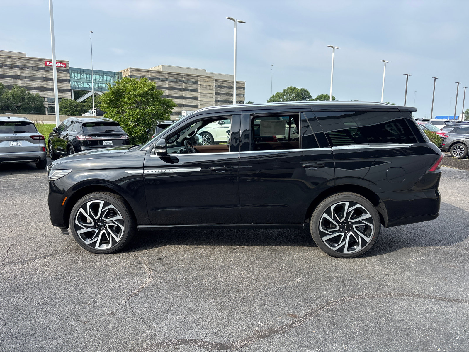 New 2026 Lincoln Navigator Reserve AWD/4WD image 4