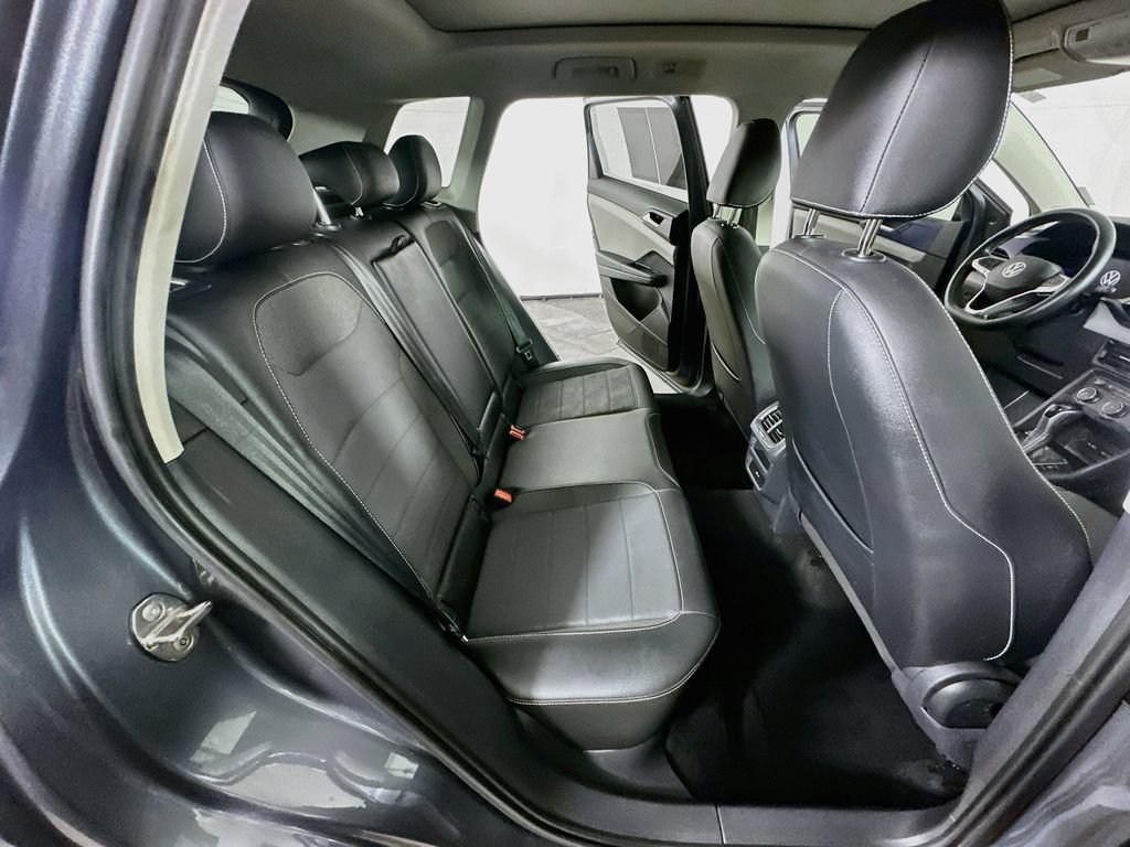 Used 2022 Volkswagen Taos SE w/ Panoramic Sunroof Package FWD image 11