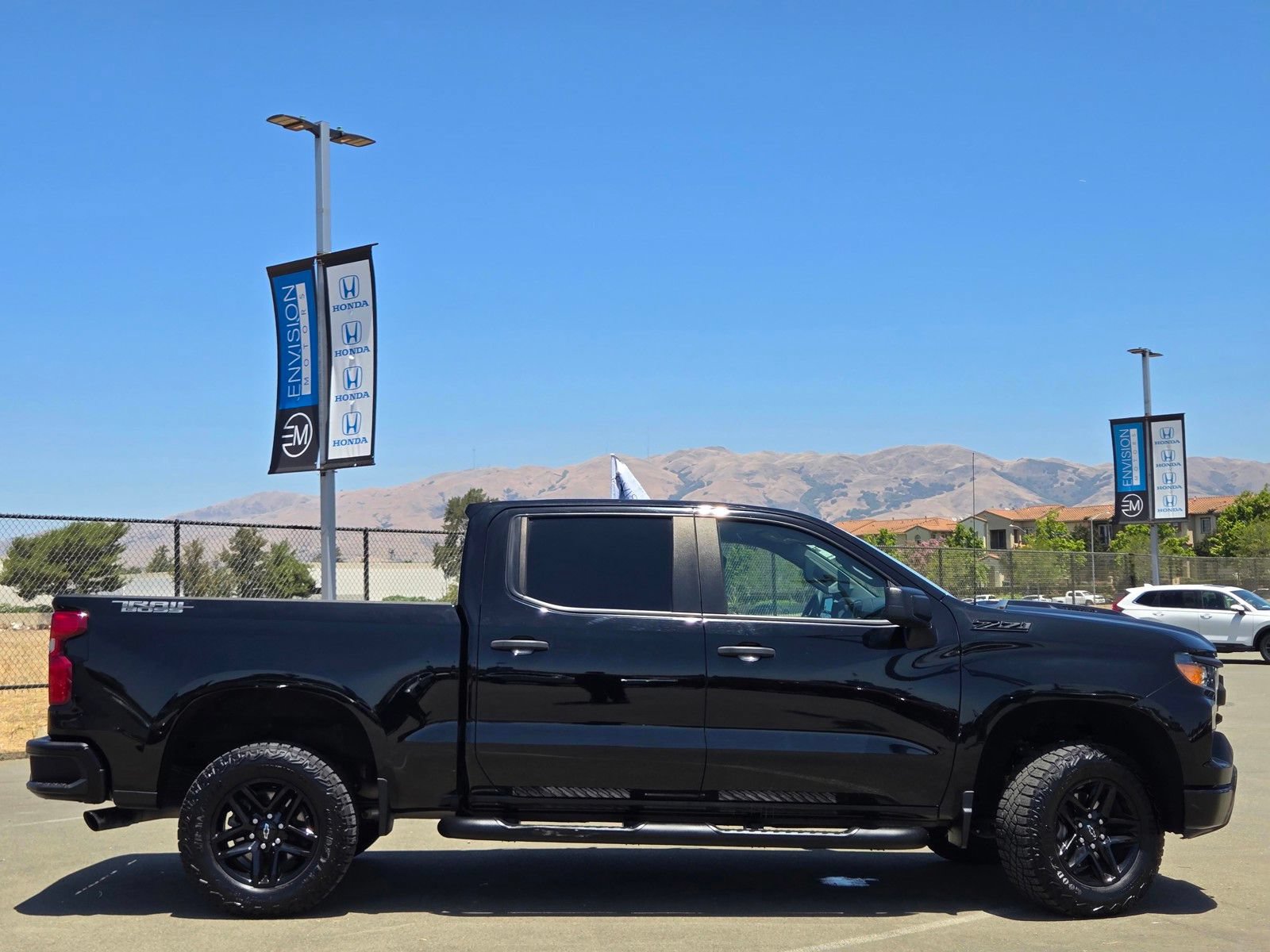 Used 2024 Chevrolet Silverado 1500 Custom Trail Boss w/ Dark Appearance Package AWD/4WD image 8