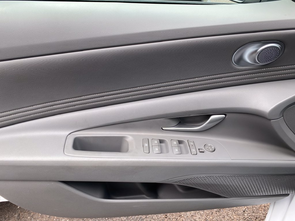 Used 2025 Hyundai Elantra Sport FWD image 29