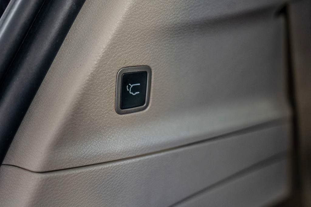Used 2024 Chrysler Pacifica Touring-L FWD image 21
