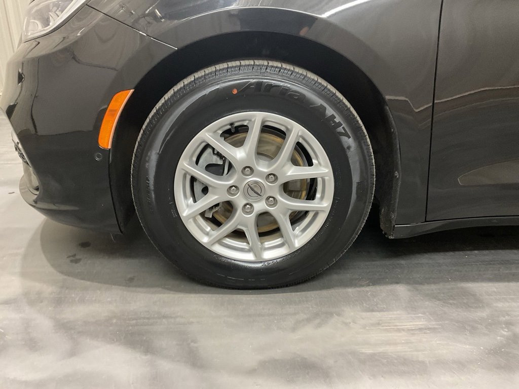 Used 2022 Chrysler Pacifica Touring-L w/ Uconnect Theater Family Group image 6